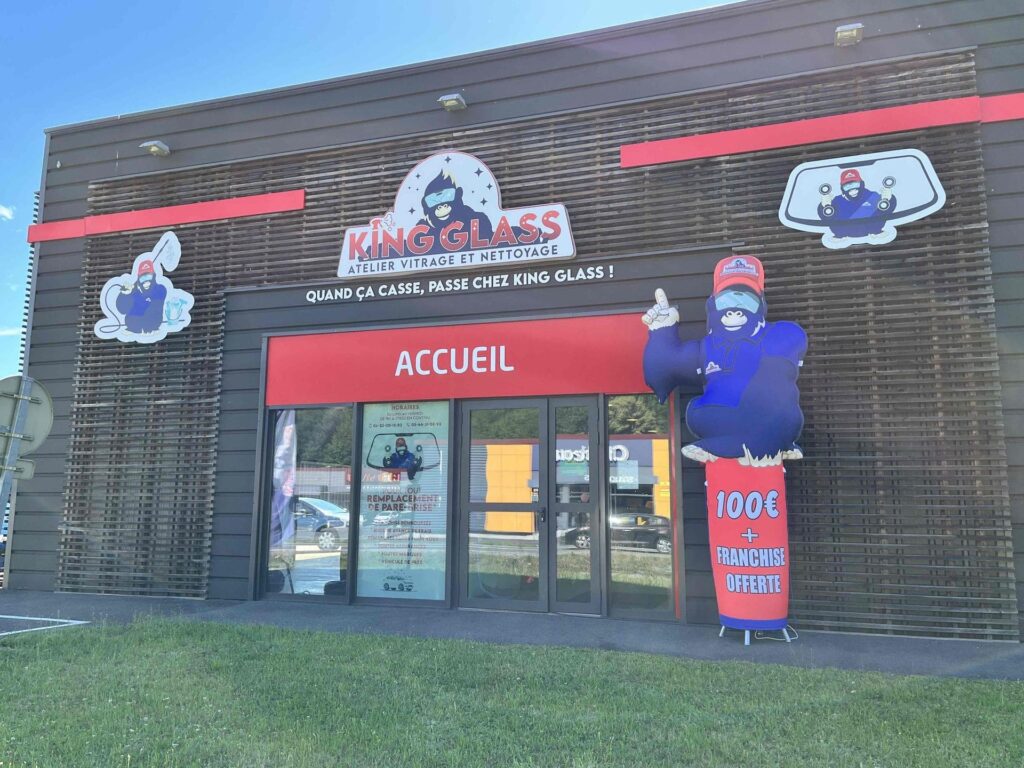 spécialiste remplacement pare-brise vitrine du magasin